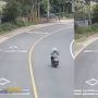 Viral Pemotor Emak-emak Melaju Lurus di Jalan Menikung, Masuk Parit Deh