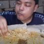 Kuli Bangunan Rantau di Jakarta Unggah Video Mukbang, Warganet Terharu