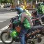 Cara Unik Ojol Isi Kekosongan Karena Sepi Orderan, Serasa di MotoGP Nih