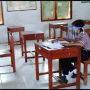 Tak Mampu Beli Ponsel dan Internet, Siswa Ini Tetap Masuk Sekolah Sendirian