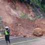 Diguyur Hujan Deras, Bukit Pulai Pessel Longsor Hingga ke Jalan