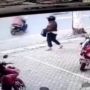 Video Kocak! Suami Asal 'Ngegas', Istri Ketinggalan di Parkiran