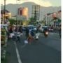 Warga Berebut Layangan di Tengah Jalan, Publik: Kalau Ketabrak Salah Siapa?