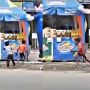 Aksi Kocak 2 Bocah Bocorin Boneka Promosi Bikin Cengar-cengir Sendiri