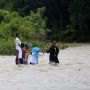 Tak Ada Listrik dan Internet, Guru Menyeberang Sungai Demi Mengajar