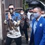 Berkacamata Hitam, Ketua Partai Demokrat AHY Sambangi Kantor DPP PAN