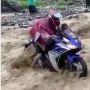 Detik-detik Moge Yamaha Terjang Sungai yang  Deras, Endingnya Tak Terduga