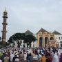 Tak Ada Jaga Jarak, Salat Idul Adha di Masjid SMB Palembang Membludak