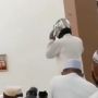 Momen Unik Idul Adha, Jemaah Lain Pakai Peci, Pria Ini Pakai Helm di Masjid