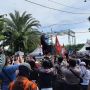 Dicuekin Wali Kota Risma, Pemandu Lagu Hingga LC Dugem di Depan Balai Kota