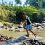 Cerita Pilu Wahyu: Seberangi Sungai Demi Belajar Daring, Nebeng HP Teman