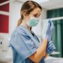 Tak Pakai Masker, Perawat Viral Kena Omel Warganet Hingga Diskors
