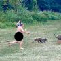 Naturis Tanpa Busana Ini Kejar Babi Hutan yang Curi Laptop Miliknya