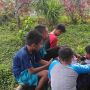 Cari Sinyal, Anak-anak Desa Pasuruhan Banjarnegara Belajar di Kuburan