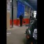 Dikecam, Satpam RS Ini Tendang Lansia Gelandangan yang Tidur di Lantai