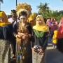 Dipayungi Mantan saat ke Pelaminan, Pengantin Wanita Ini Langsung Nangis