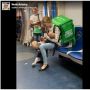 Tak Diduga, Ternyata Ini Kisah Ibu Muda yang Antar Makanan dengan 2 Anak