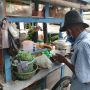 Kisah Mbah Suwaji, 30 Tahun Jual Bakso dengan Mata Katarak di Gang XX
