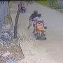 Dikejar-kejar, Aksi Pemotor Remas Dada Wanita saat Bawa Bayi Terekam CCTV!