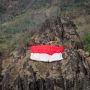 Pengibaran Bendera Merah Putih  di Puncak Bukit Gunung Sepikul