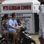 Ingatkan Bahaya Covid-19, Instalasi Peti Jenazah Dipasang di Simpang Jalan