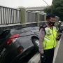 Brakk! Mobilio Nyungsep Masuk Got di Tanah Abang