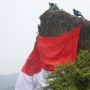 Uniknya, Potret Anak Trail Padang Kibarkan Bendera Merah Putih