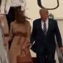 Terjadi Lagi, Melania Tolak Digandeng Donald Trump saat Turun Dari Pesawat