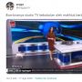 Kucing Santai Melintas saat Siaran Langsung di TV