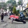 Jangan Dicontoh! Polisi di Malang Disuruh Push-up karena Tak Pakai Masker