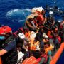 Tak Kunjung Diizinkan Menepi, Ratusan Migran Nekat Lompat dari Kapal