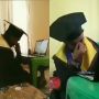 Viral Kuliah 6 Tahun, Pemuda Menangis karena Terpaksa Wisuda di Atas Kasur