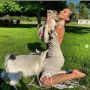 Foto Peluk Kambing, Bella Hadid Pakai Gaun Seharga Rp 42 Juta