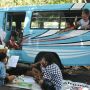 Terus Semangat, Siswa Anjal Gresik Belajar di Angkot dan Terminal