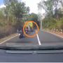 Cara Pemotor Hindari Bus yang Gak Kuat Nanjak, Kasihan Motornya