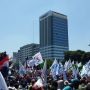 Abaikan Corona, Buruh Demo di DPR Berjubel-jubel, Gantung Masker di Leher
