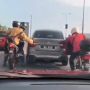 Tanpa Komando, Pemotor Ini Langsung Turun Tangan Bantu Mobil Mogok, Salut!