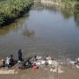Sumur Kering, Warga Bogor Cuci Pakaian dan Mandi di Sungai
