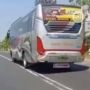 Aksi Bus Bergoyang Di Jalan Jadi Sorotan, Manuvernya Bahaya Banget
