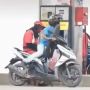 Tingkah Kocak Pria di SPBU Ini Bikin Ngakak, Warganet Curiga Settingan