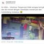Tak Sengaja Injak Tangan Jemaah, Pria Ini Ditampar hingga Wajah Ditendang