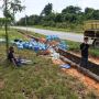 Kebayang Nggak Pusingnya Jadi Kenek Truk Terguling, Semua Galon Ngglinding
