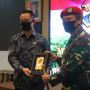 TNI-Kemensos Sinergi Tanggulangi Bencana, Juliari Serahkan Truk Serba Guna