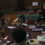 Semangat Siswa Belajar Online di Balai Warga