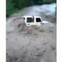 Detik-detik Satu Keluarga Hanyut saat Nekat Kendarai Mobil Menerjang Banjir