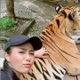Foto Sambil Remas Kemaluan Harimau, Turis Wanita Ini Dikecam Publik