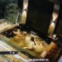 Niat Beri Makan Ikan, Wanita ini Malah Terpeleset dan jatuh ke Kolam