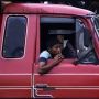 Kelewat Santai! Truk Terendam Banjir, Tingkah Sopirnya Bikin Geleng Kepala