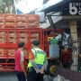 Angkut Ayam Potong, Sopir Tak Sadar Truknya Nyelonong ke Rumah Warga