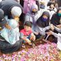 Isak Tangis Iringi Pemakaman Komedian Idan Separo